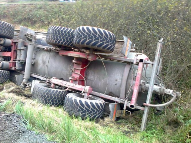dn traktor s cisternou a auto foto1 30102014