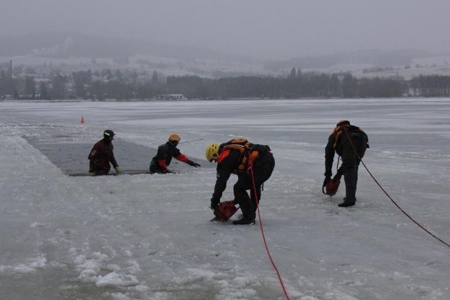 auto pod ledem lipno 24022015 1