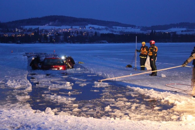 auto pod ledem lipno 24022015 2