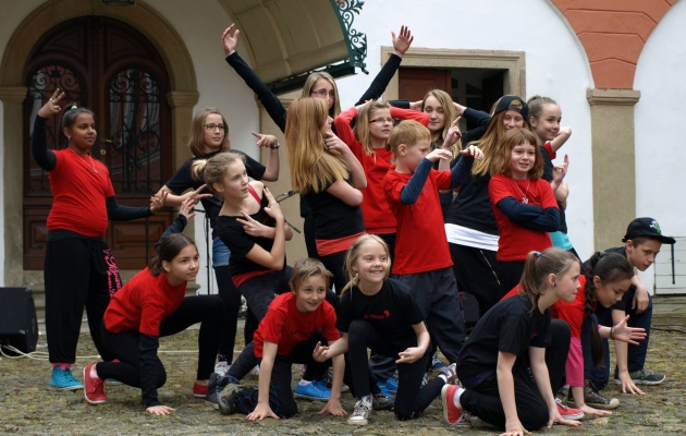 ruzovy maj kamenice KAMDANCE 6